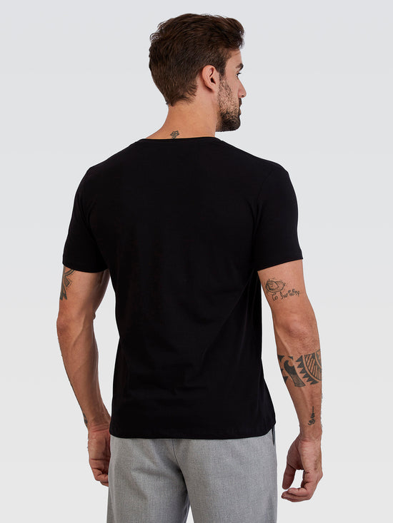 Camiseta Básica Preto Brasão Preto