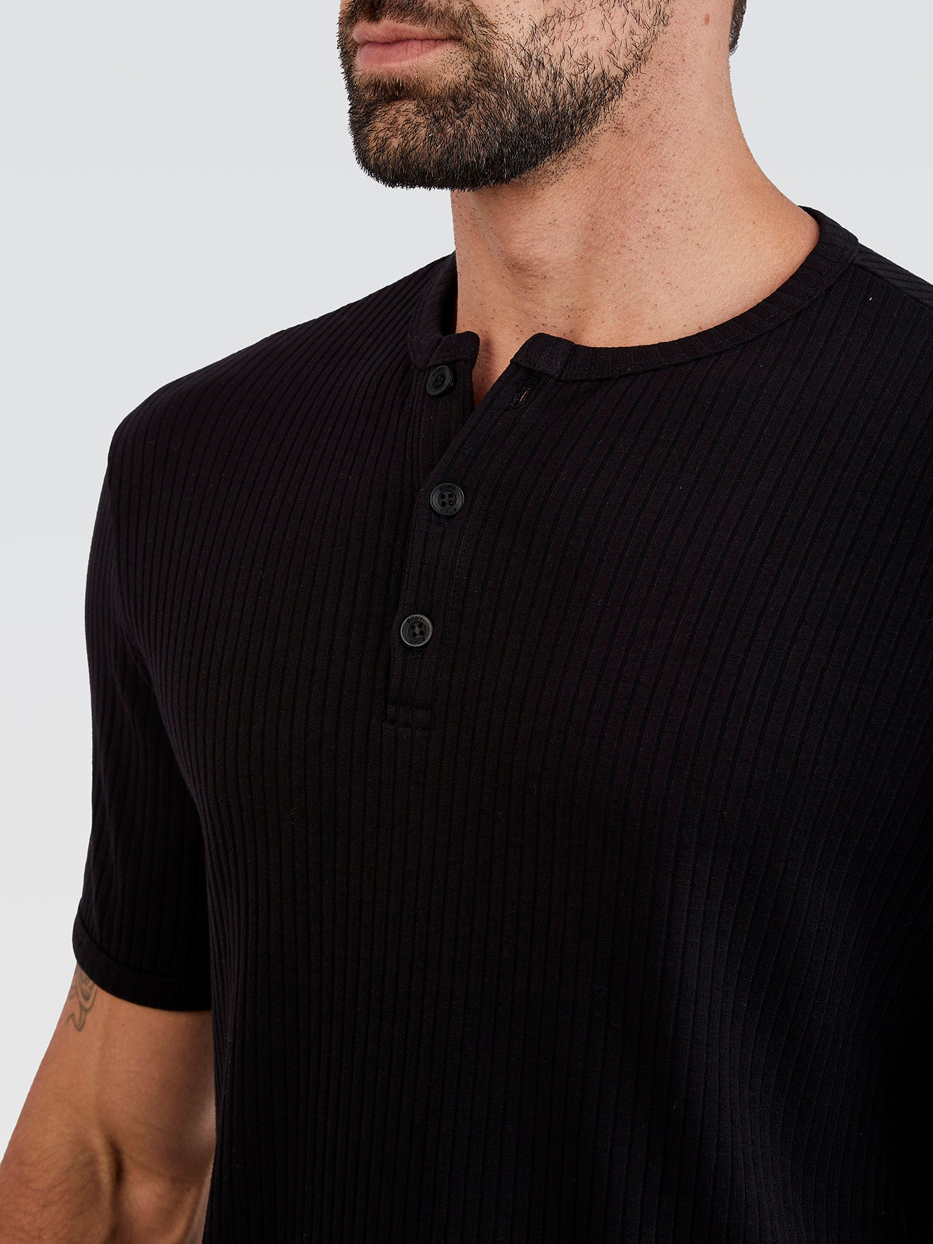 Camiseta Henley Preto Textura