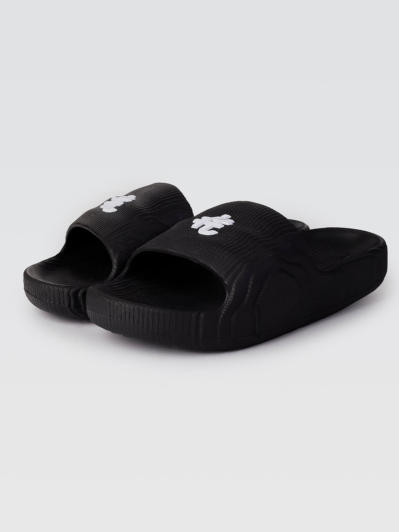 Chinelo Nuvem Adventure Preto Brasão Branco