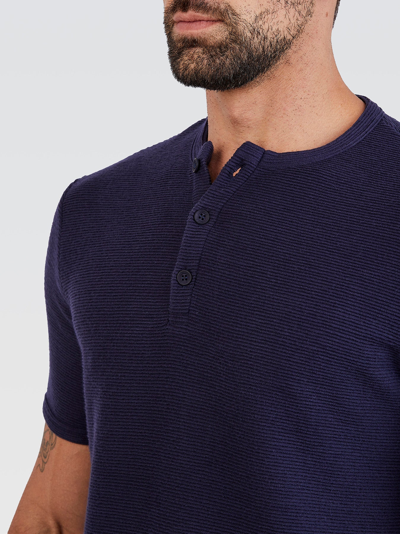 Camiseta Henley Azul Marinho Textura