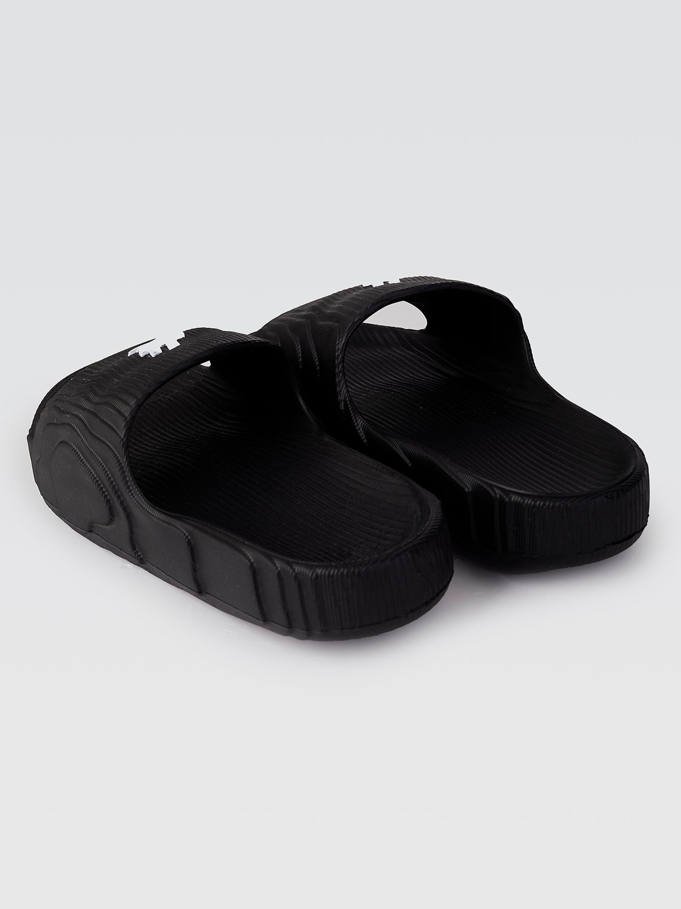 Chinelo Nuvem Adventure Preto Brasão Branco