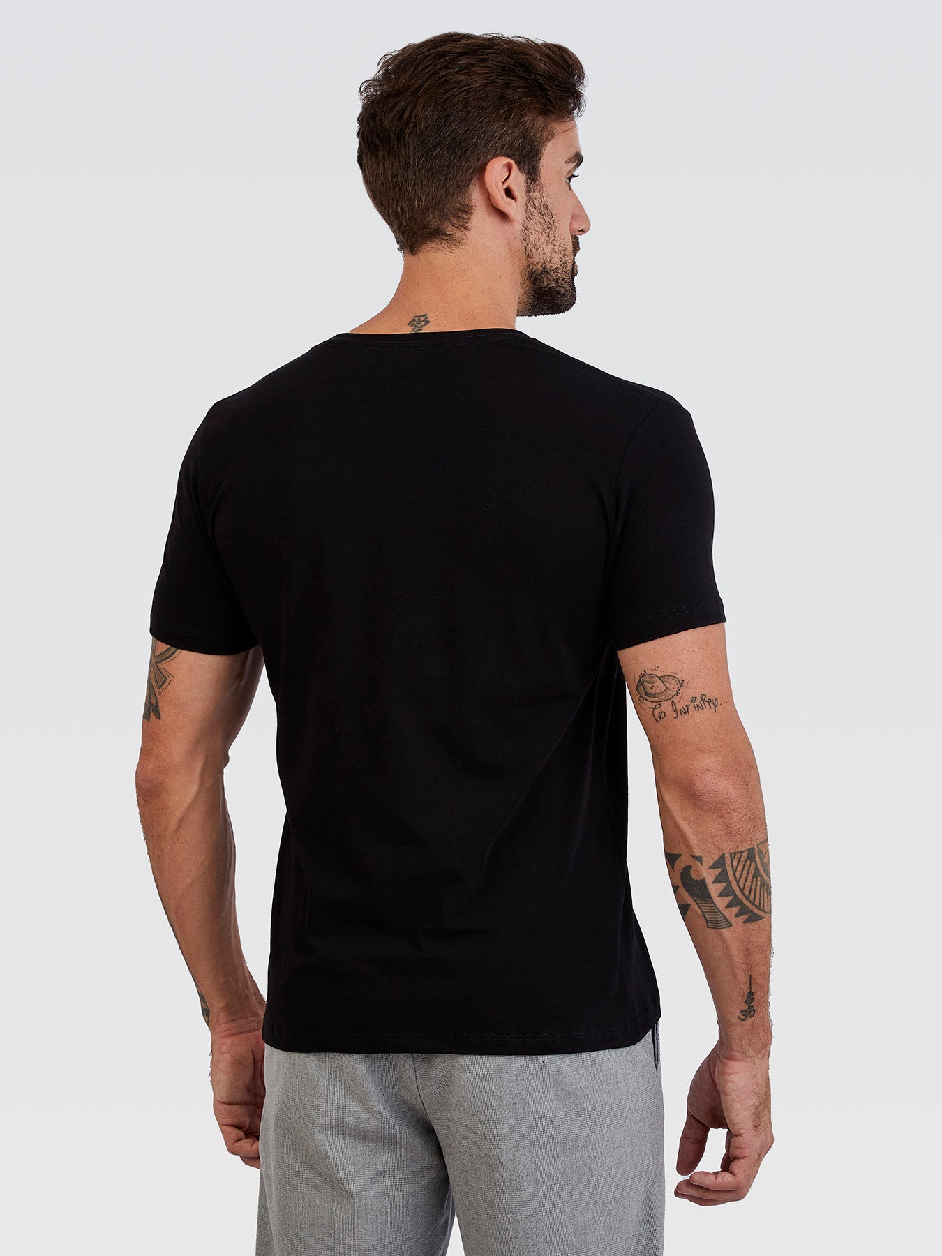 Camiseta Básica Preto Brasão Preto