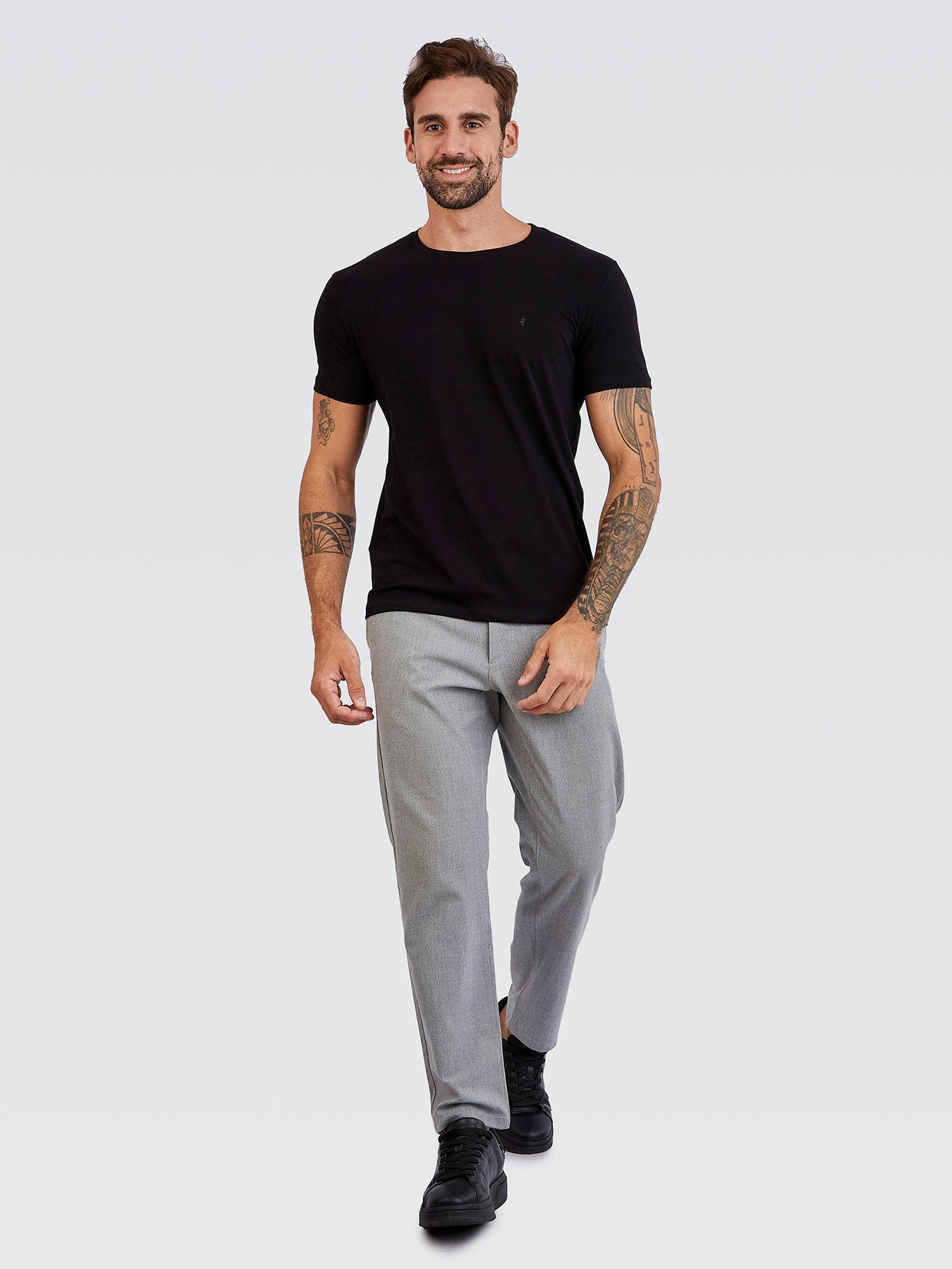 Camiseta Básica Preto Brasão Preto