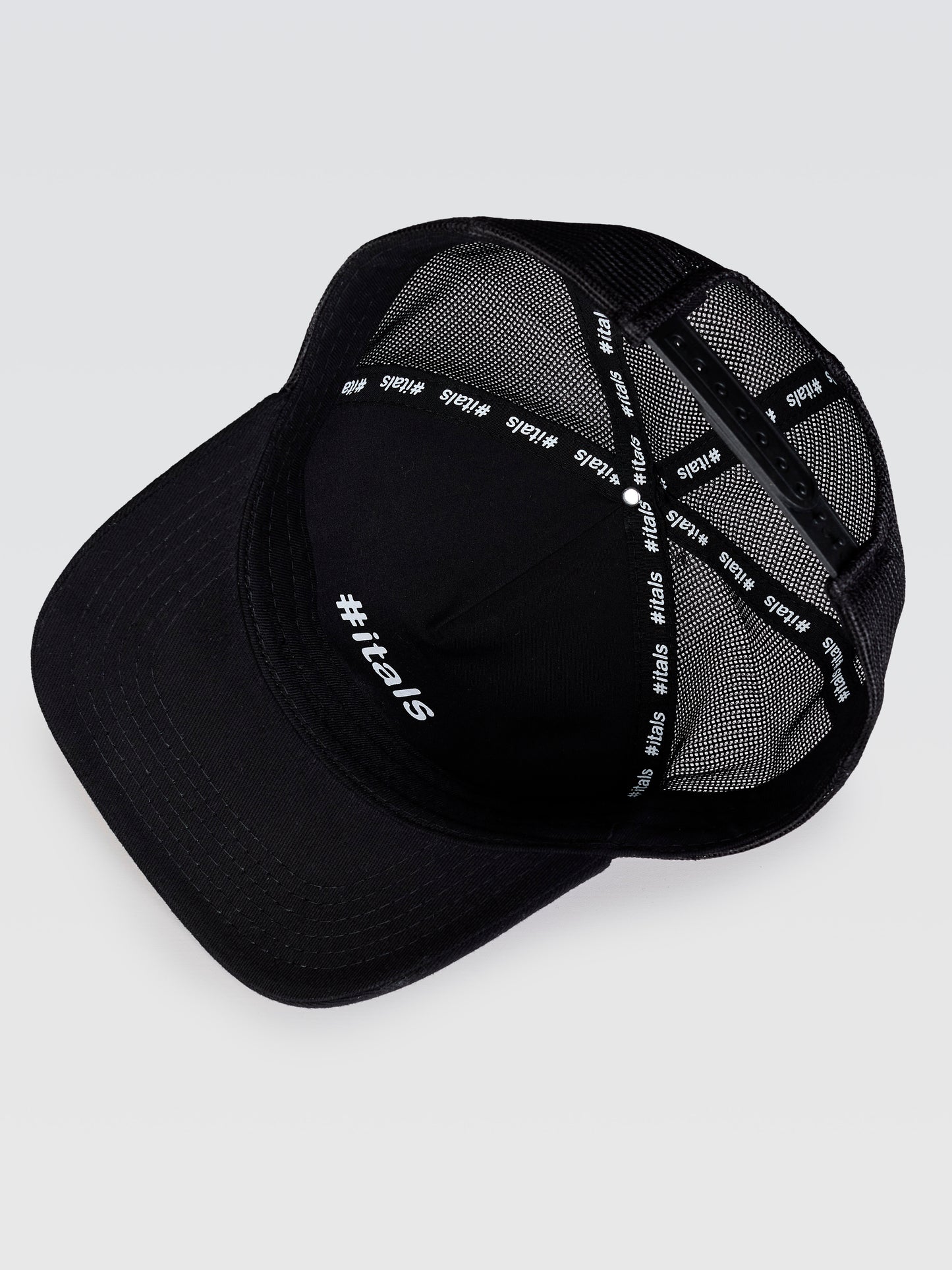 Boné Trucker #itals Preto — Brasão Mágico Vermelho