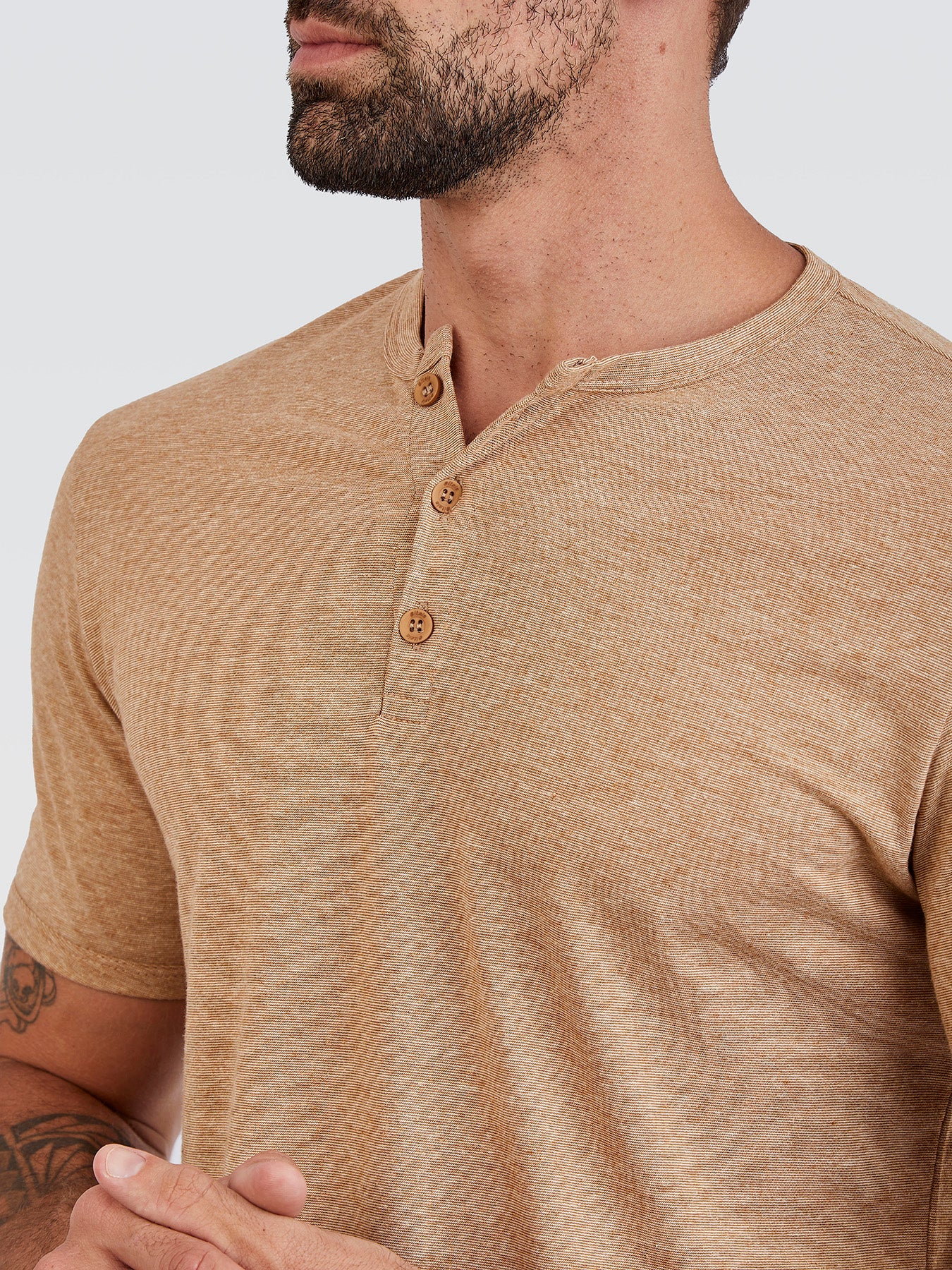 Camiseta Henley Castanho