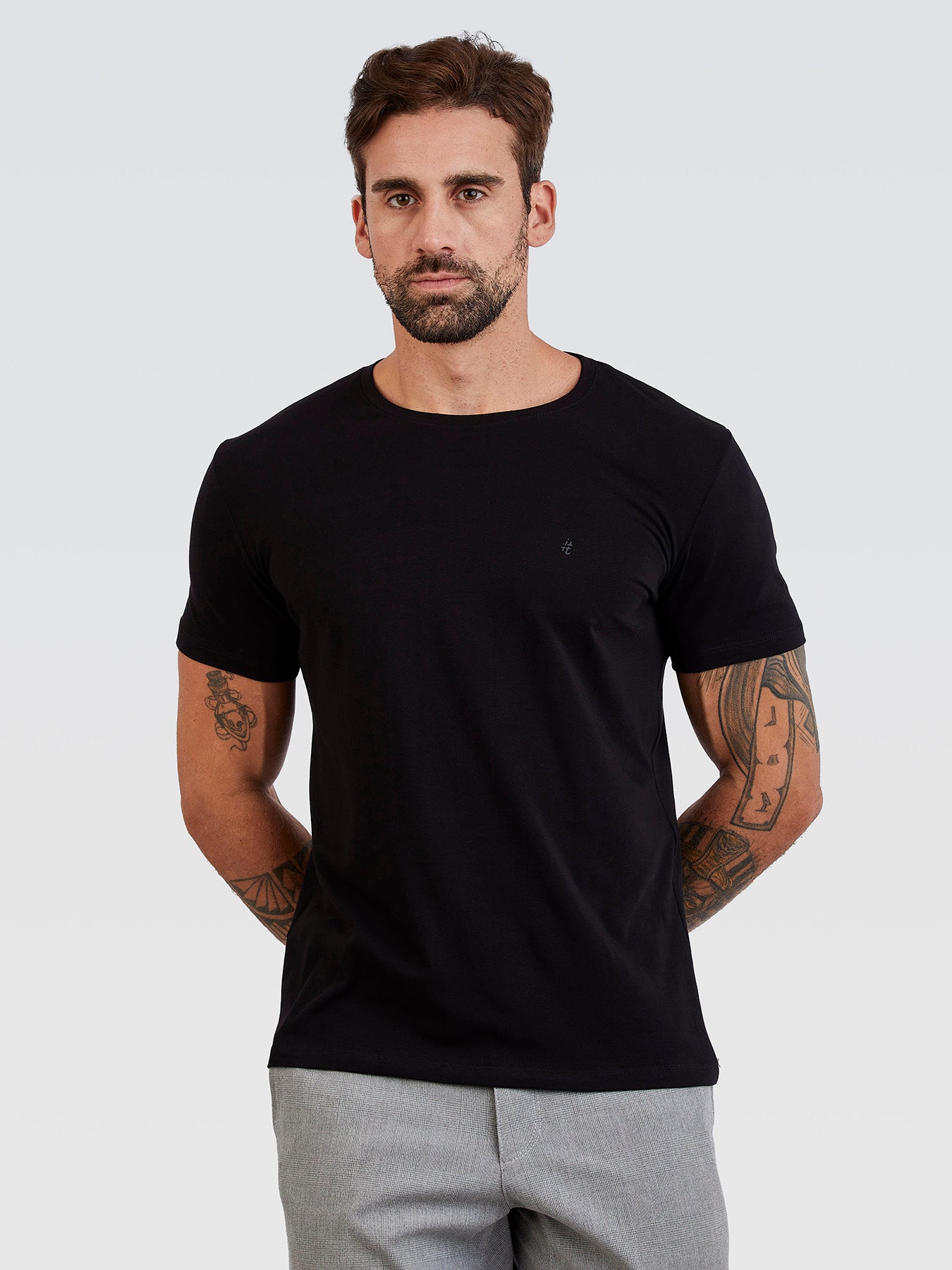 Camiseta Básica Preto Brasão Preto