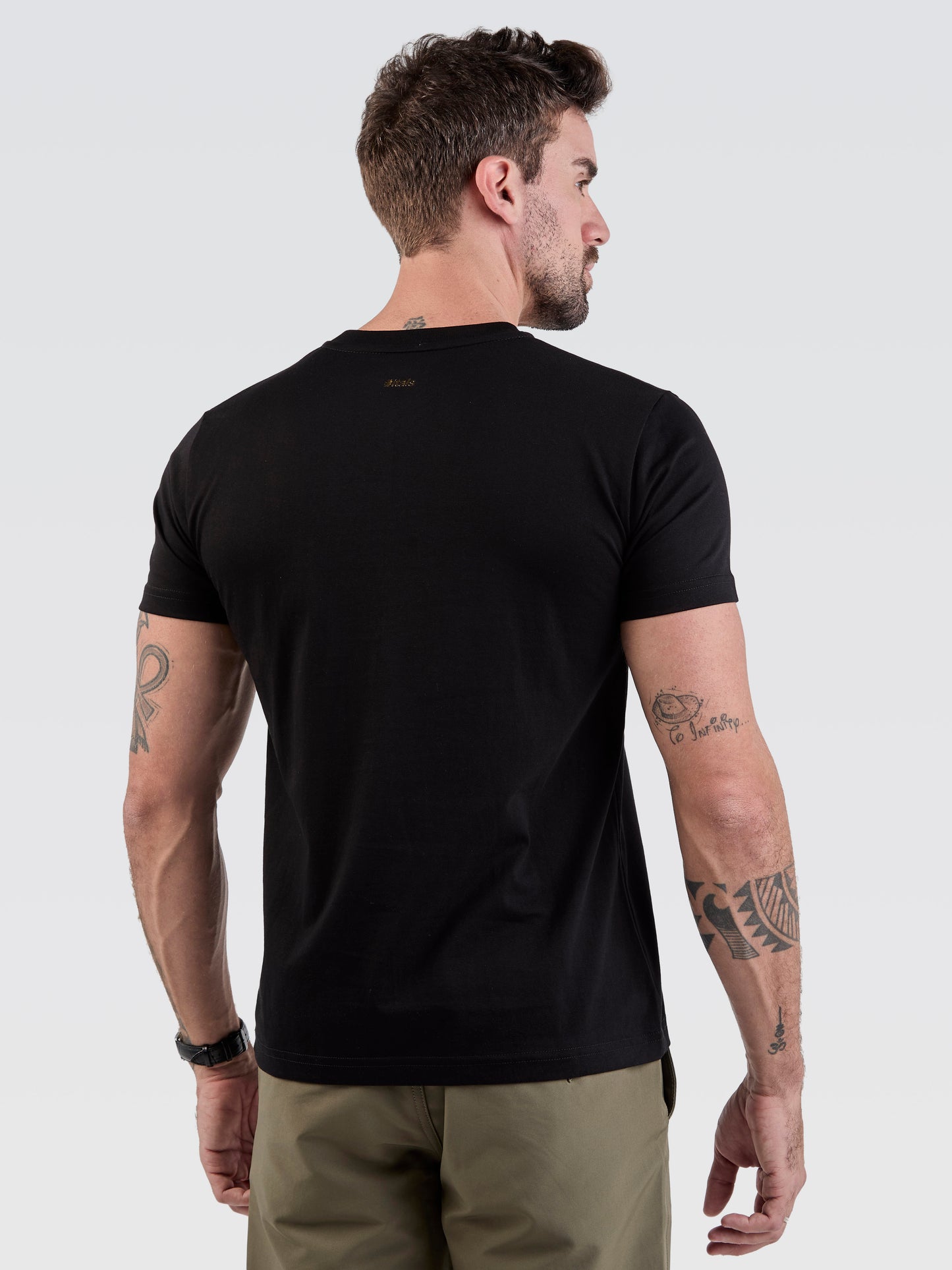 Camiseta Básica Pima Preto Logo Gold